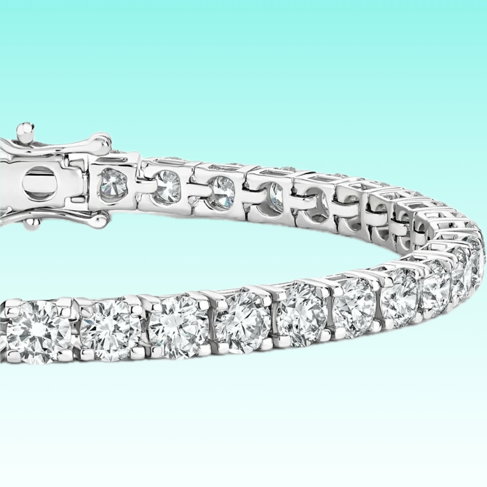 Luksuzna narukvica sa moissanit kristalima u srebru i belom zlatu, blistava alternativa dijamantskoj eleganciji.